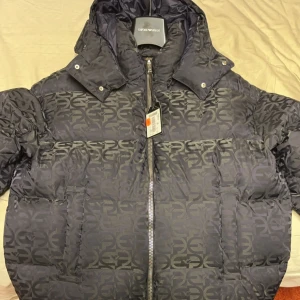 Armani jacka - Emporio Armani jacka. Storlek 54(L). Helt ny, aldrig använd. Äkta. Nypris 5999kr 