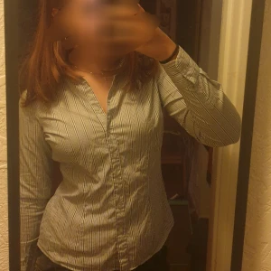 Blå randig Tommy Hilfiger skjorta  - Passar både S-M då materialet är Stertch och andvänd fåtal gånger