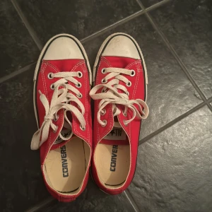 Röda Converse - Säljer mina converse som jag använt endast 5 gånger. Säljer pga att de är för små🥲