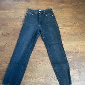 Svarta nakd jeans - I stolek S och nästan aldrig använda. Svarta straighleg jeans från nakd