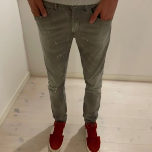 Dondup - Säljer ett par dondup i storlek 33, skick 8/10. Väldigt efterfrågade då som är unika Skriv vid minsta fråga 