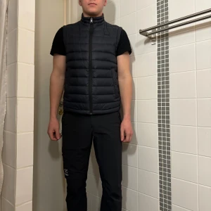 Hugo Boss väst  - Hugo Boss dunväst inköpt 2021 men sparsamt använd. Så gott som ny! Säljer pga att den är för kort för mig. Är 180cm Ord pris 2200