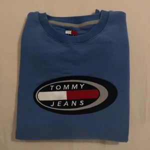 Tommy Hilfiger Sweatshirt - Mycket fin och unik TH tröja. Den är köpt  i Schweiz för 129chf= ca 1300kr. Har anvönt endast 1 gång, så den är i väldigt bra skick.