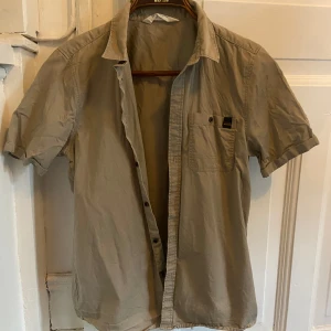 H&M skjorta  - H&M skjorta säljes!  Storlek: 164 cm Skick: Fint skick, endast använd ett par gånger  Ny pris: 150 kr  Mitt pris: 40 kr  Om ni är intresserade av fler kläder från min profil kan ni få ett paketpris! 