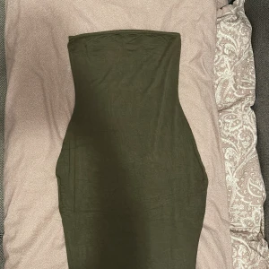 Tub klänning - Tub klänning i olivgrön färg, från Boohoo. Sparsamt använd. Storlek XS/S. Sitter tajt