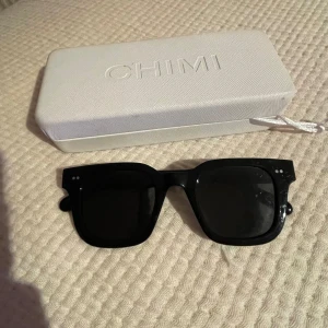 Chimi 04 - Super fräscha svarta chimi solglasögon i modellen 04. Använda fåtal gånger då de har varit borttappade, men nyligen upphittade igen. Nypris: 1350kr
