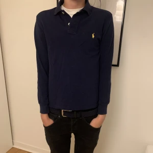 ralph lauren pike - fet ralph lauren pike, har ett ihopsytt hål i armålan! Annars ganska bra skick!