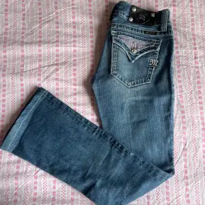 Säljer mina assnygga miss me jeans pga att den ej kommer till användning längre. Byxorna har små defekter, se två sidta bilderna.   Midjemått rakt över: 35cm Innerbenslängd: ca 76cm