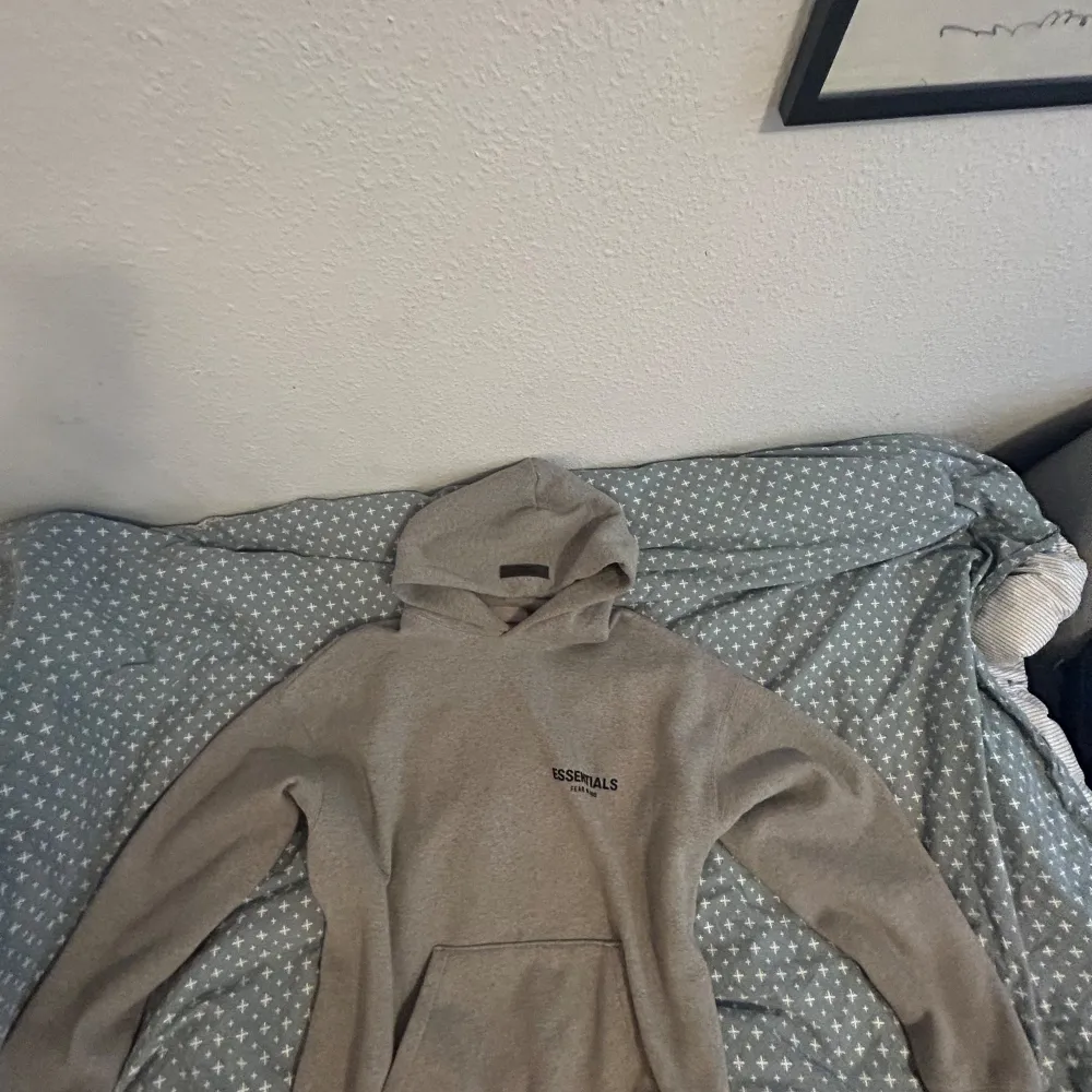 En essentials hoddie som jag använt 3 gånger för den är lite stor på mig. Det är storlek S men passar även för M. . Hoodies.