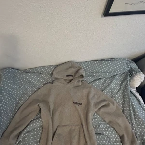 ESSENTIALS FEAR OF GOD - En essentials hoddie som jag använt 3 gånger för den är lite stor på mig. Det är storlek S men passar även för M. 