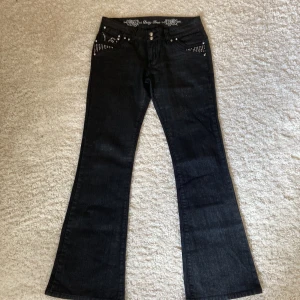 Jeans  - Säljer dom här lågmidjade bootcut jeansen från Duty Free då dom inte kommer till användning. Dom är i bra skick då jag aldrig har använt dom💕 pris: 300+frakt