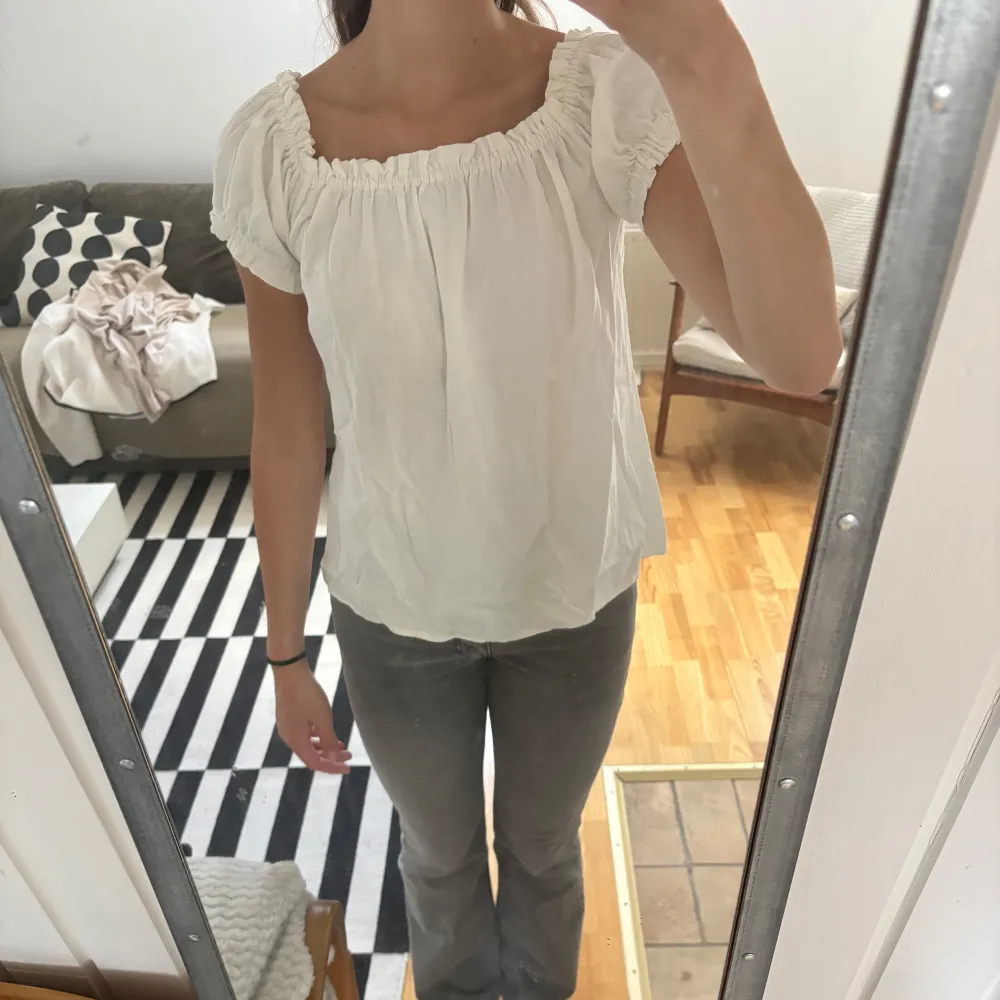 Otroligt fin blus från Vero Moda i storlek M.  Kan bäras som off shoulder men även som på första bilden🤩 . Blusar.