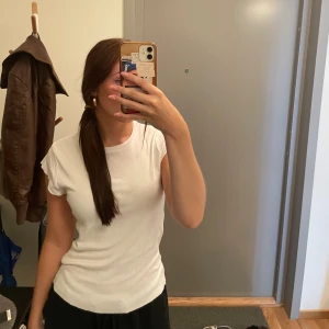 T-shirt  - Säljer denna t-shirt från Zara i storlek S! Den är avklippta vid ärmarna och längst ner vilket ger en snyggare stil på tröjan enligt mig💗