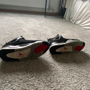 Jag Säljer dessa för att de är för små för mig - Jordan 4 canvas riktigt snygga Passar Till både sommaren hösten våren också Vintern håller bra värmen ny pris är 6000