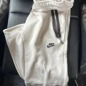 Fräscha Nike tech fleece byxor i en annan modell där man kan spänna dem där nere beroende på ifall man vill ha pösigt eller tight, dem är i ganska bra skick. Vill du ha mer bilder eller har några frågor skriv till mig😄