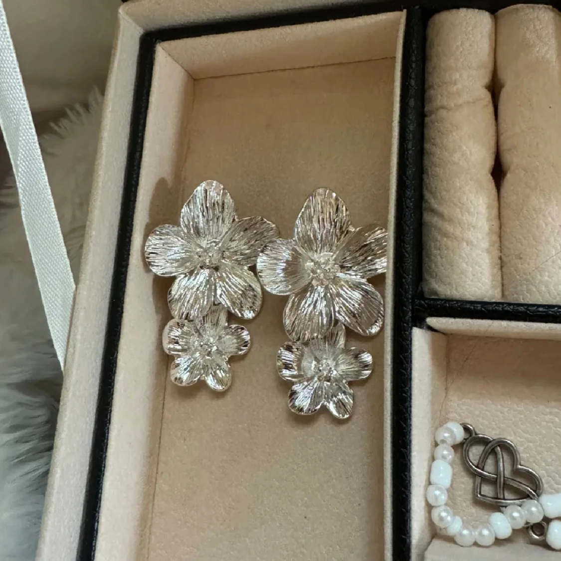 Silvriga blomörhängen