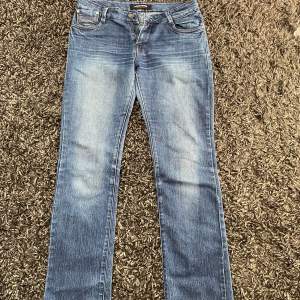 mörkblåa jeans passform bootcut/ straight 