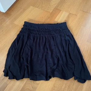 Svart volang kjol  - Volang kjol i mycket bra skick, riktigt fin 