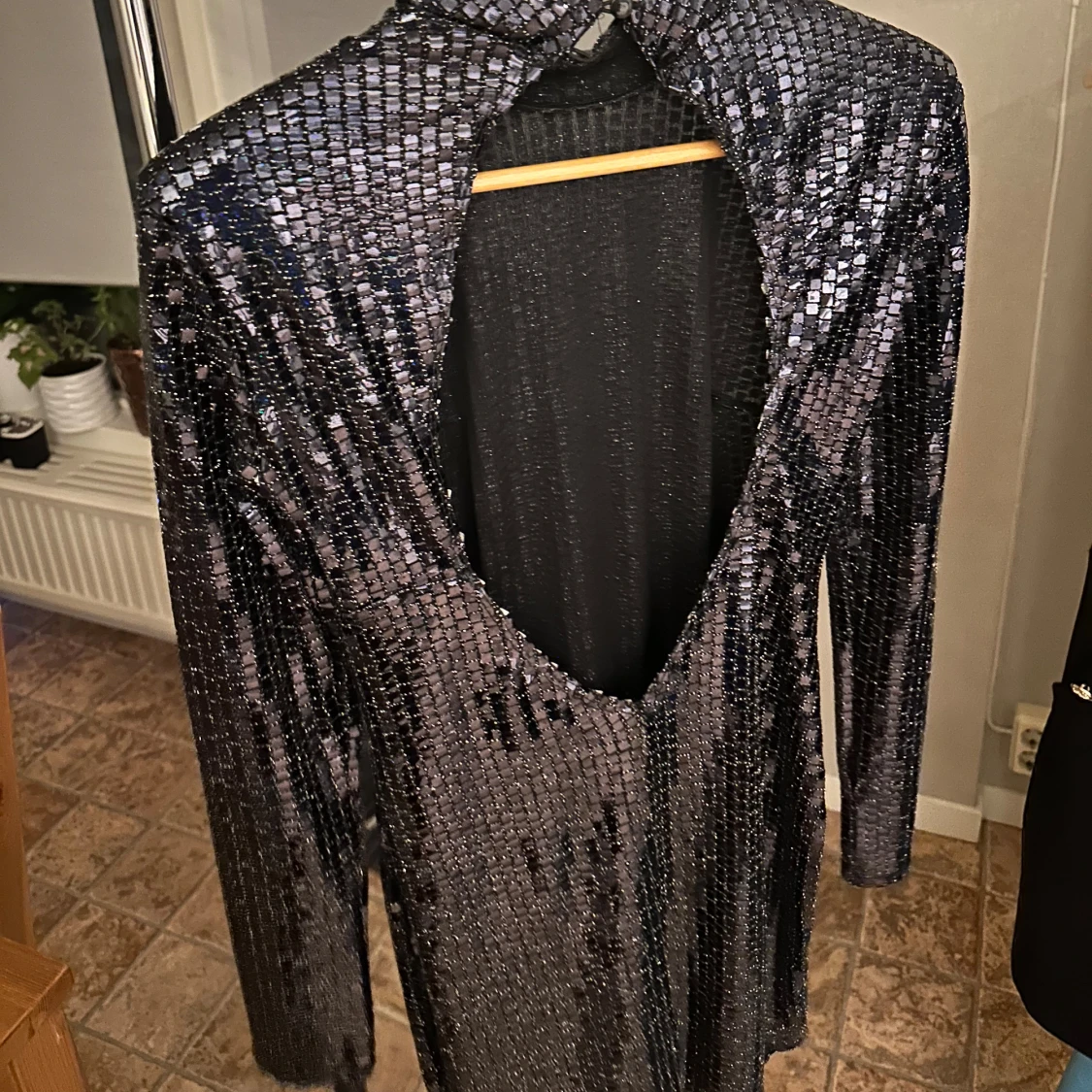 Glittrig kort klänning  - 90