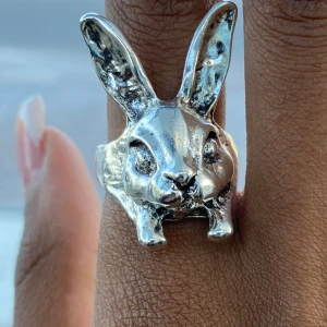 Kanin/hare? Ring 🙂 - Jätte fin och ny ring. Silver! Justerbar (kolla sista bilden) ge gärna prisförslag💗