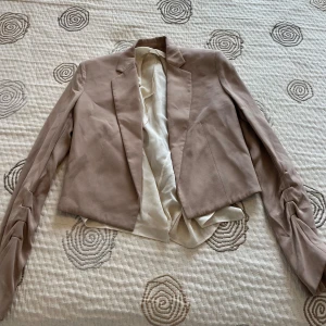 Jospeh Blus - Made in Poland  - Elegant blus i silke med uttagbar innre väst. Fint skick.   Ny ca 2500