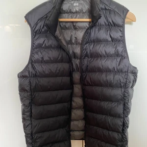 Uniqlo väst - Säljer denna uniqlo väst då den inte kommer till användning. Det är en size medium och har inga täcken på användning. 