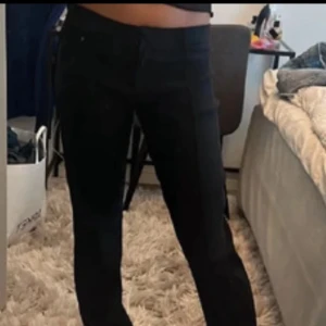 Lågmidjade kostymbyxor  - Lågmidjade kostymbyxor från Nelly, innerbensmåttet är runt 82cm💞💞