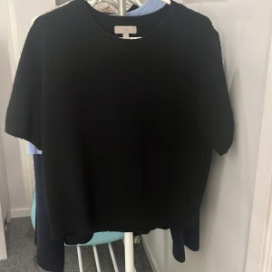 Stickad t-shirt - Supersnygg stickad t shirt, nyskick. Storlek L men passar mig som brukar ha S/M