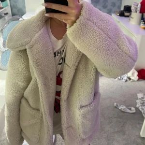 Fluffig jacka 💓💓💓 - Köpt från NAKD. Superskön och inga defekter! Skriv för fler bilder eller funderingar 💓💓💓