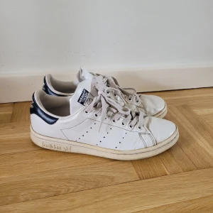 Stan smith - Stan smith sneakers i storlek 39 1/3, blå där bak. Använda men i hyfsat skick :)