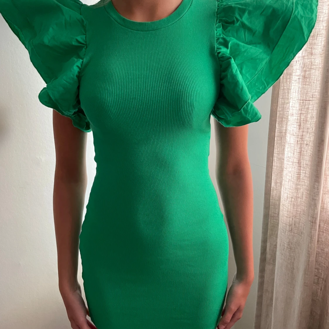 Grön kläning med piffig volang ärm - 91