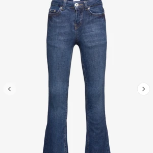 Blå bootcut jeans från Grunt - Säljer dessa Grunt jeans i modellen "Texas low flare blue" då dem inte kommit till användning. Nypris: 649 mem säljer endast för 499 (prislappen sitter kvar).  Fråga gärna ifall ni har frågor💕