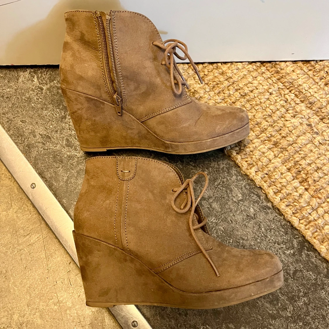 korta beiga mocka boots