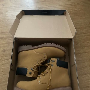 EVEREST U STREET BOOT  - ”EVEREST U STREET BOOT” i färgen ”yellow 42” och storlek 43. Helt nya och har bara testats. Jättefin kvalitet för båda arbete och trend. Kan stylas på samma sätt som timberland skor. Köptes för 700kr. Kvitto och kartong finns! Pris går att diskutera!