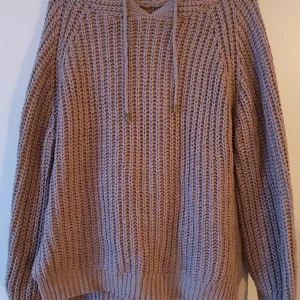 Stickad hoodie nyskick  - Supermysig och mjuk stickad hoodie med stor luva. Endast provad. Varm och mjuk samt riktigt snygg på. Jag är medium men passar även en large.