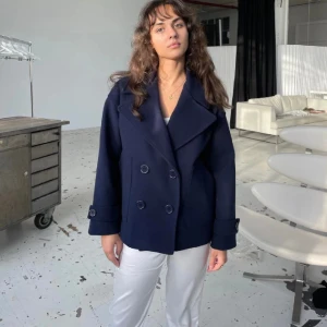 Kappa, pris går att diskutera! - Säljer denna fina kappa från design by si i nyskick, köptes för 757kr men själs för 485!❤️