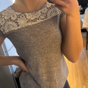 Söt topp - Säljer denna topp med vita detaljer upptill som är i väldigt bra skick 💗