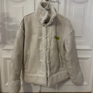 Vinterjacka suede - Vit suede vinterjacka i bra skick. Använd ganska flitigt, se bilder. Lite smutsig på vissa ställen.