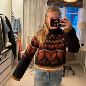 Stickad polotröja  - Jäöte najs stickad polotröja i coolt mönster