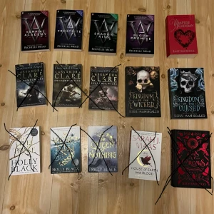 Böcker  - Lite olika böcker, de flesta är lästa men alla är I bra skick. 50kr st ❤️ Säg till så skapar jag en ny annons så du kan använda köp nu 🤌