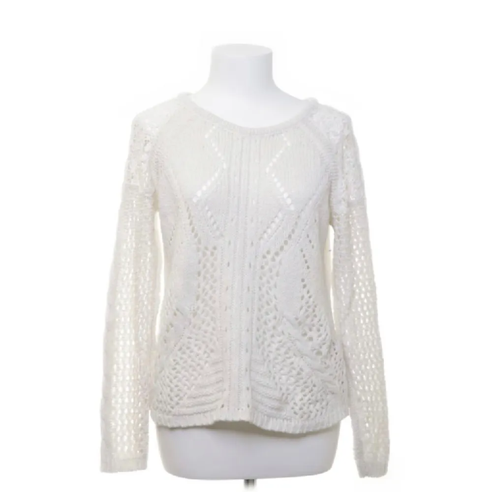 Säljer denna jätte söta stickade tröja, perfekt att ha över ett vitt linne! Kontakta vid frågor❤️❤️. Tröjor & Koftor.