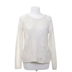 Säljer denna jätte söta stickade tröja, perfekt att ha över ett vitt linne! Kontakta vid frågor❤️❤️