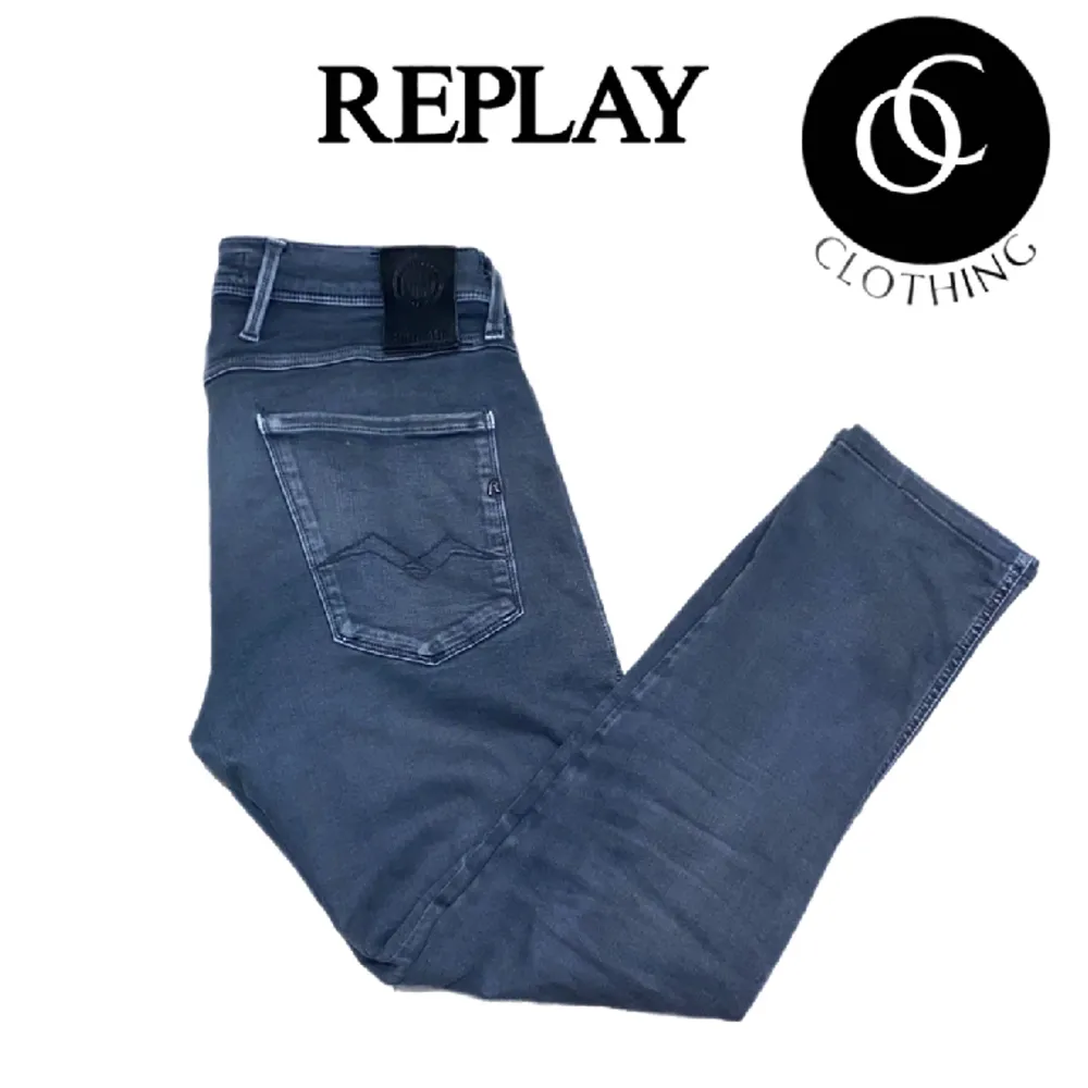 Säljer ett par Replay Anbass Jeans i storlek 31/30. skick 8/10 modellen på bilden är 170 cm.. Jeans & Byxor.