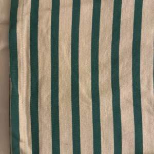 Grönvit randig tröja från Pull & Bear!🤍Använd ett fåtal gånger, defekter förekommer, men som man inte lägger märke till därav priset!🤍🤍Storlek S! Pris 90kr!🤍Bara att höra av sig om man har några funderingar!