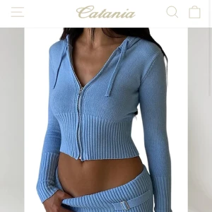 Catania mjukissett - Säljer då den är för tajt för mig då den är liten i storleken. Det är storlek M men skulle säga den är mer som s/xs. Köpt för 1 499.