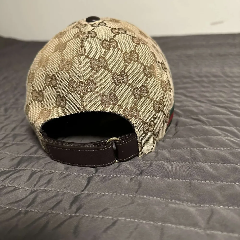 Äkta Gucci keps köpt på Gucci i Paris. Knappt använd därav nyskick. Kvitto/äkthetsbevis samt prislapp finns. Köpt för 340€ nypris. Pris kan diskuteras vid snabb affär.. Accessoarer.