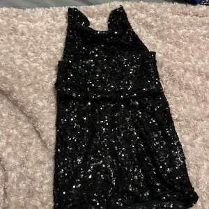Festklänning - Säljer min fina paljett klänning från Gina tricot. ( aldrig använt!)