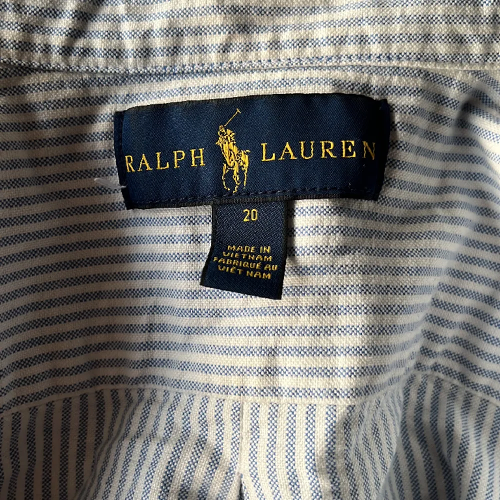 Skjorta från Ralph Lauren, Storlek S. Riktigt bra skick, inga defekter. Nypris 1499kr - Vårat pris : 499kr. Modellen på bilden är 183 och väger 70kg. Hör av er vid frågor!/SS. Skjortor.