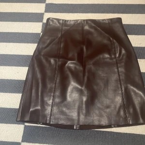 Kjol i skinnimitation - Brun kort skinnkjol, stl38 från Lindex. I nyskick!! 