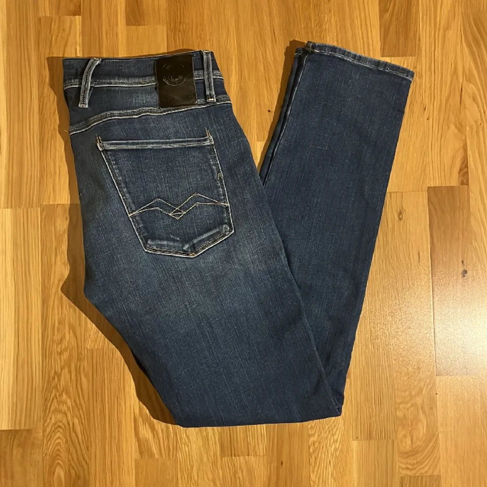Replay Jeans modellen Anbass, storlek 34/32. Grymt skick. Nypris 1799kr - Vårat pris : 499kr. Modellen på bilden är 183 och väger 70kg. Hör av er vid frågor!// SS. Jeans & Byxor.